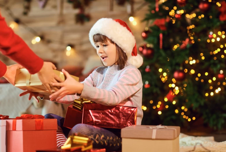 Bí quyết chọn quà Noel cho bé gái theo độ tuổi