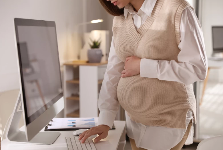 Các mẫu quần áo bầu công sở mẹ nên sở hữu